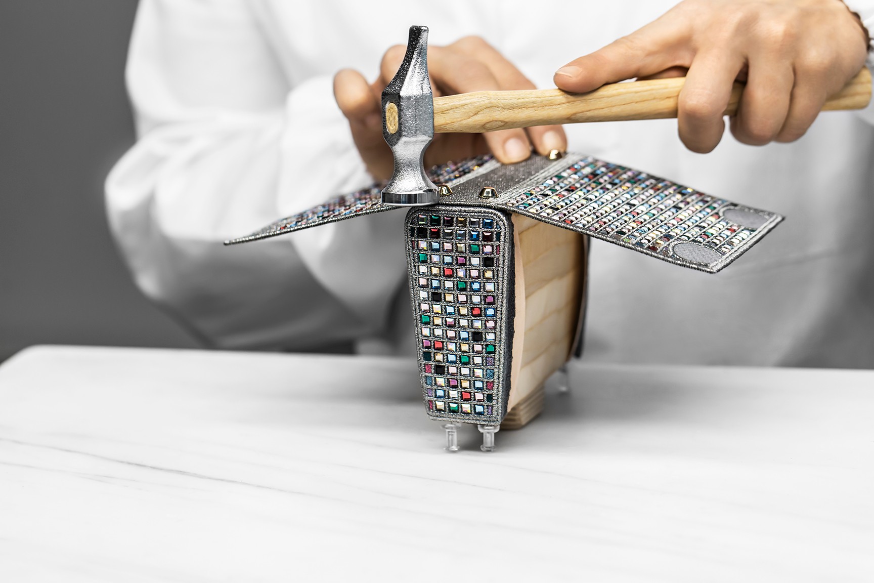 3000 VIÊN ĐÁ LẤP LÁNH CHO MỘT CUỘC ĐỜI LUNG LINH – TÚI LADY DIOR VÀ GIÀY DIORARTY PHIÊN BẢN ĐẶC BIỆT